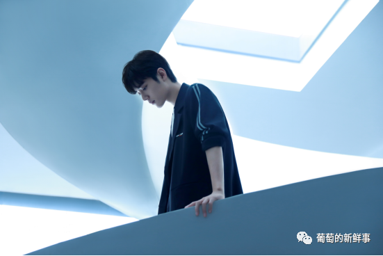 肖战|肖战代言品牌放新物料，穿白衬衫清爽帅气，自称赞赞超可爱