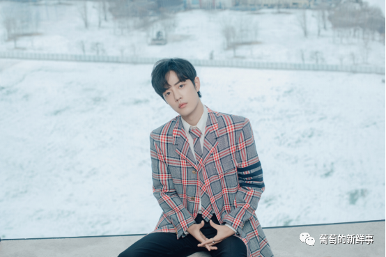 肖战|肖战代言品牌放新物料，穿白衬衫清爽帅气，自称赞赞超可爱