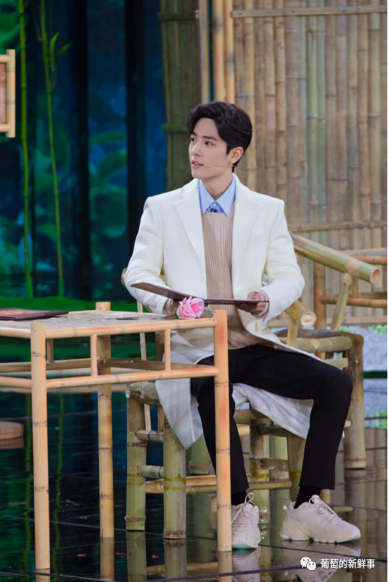 肖战|肖战代言品牌放新物料，穿白衬衫清爽帅气，自称赞赞超可爱