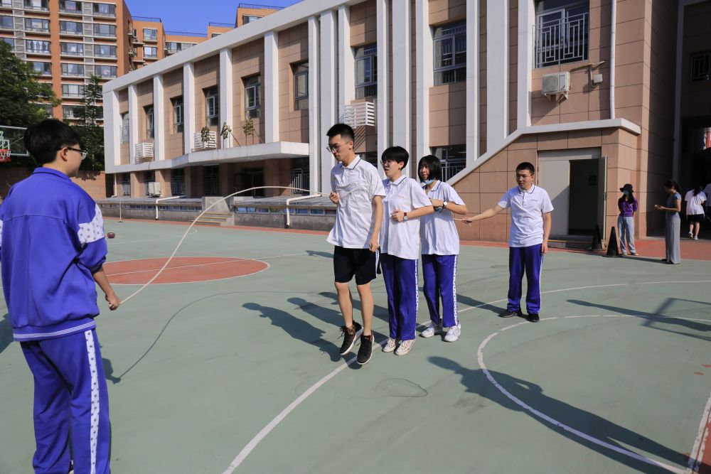 开学日广渠门中学高三学生“定向越野”闯关