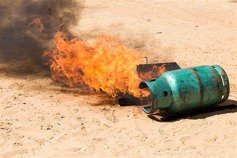 火药爆炸是在高温下引起的剧烈氧化还原反应,一瞬间释放出大量的能量