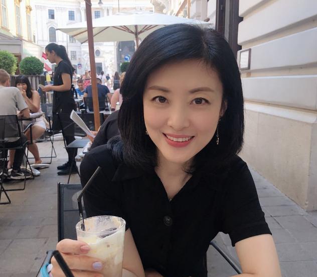 周涛|52岁周涛曝近照！离滤镜颜值依旧能打，被递“结婚证”表情害羞