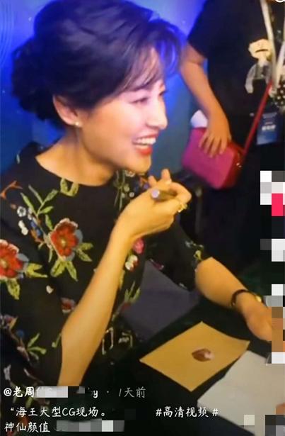 周涛|52岁周涛曝近照！离滤镜颜值依旧能打，被递“结婚证”表情害羞