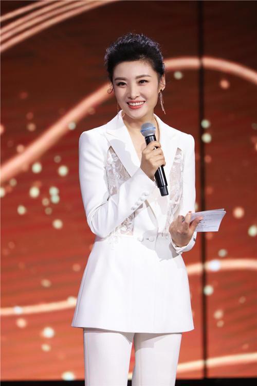 周涛|52岁周涛曝近照！离滤镜颜值依旧能打，被递“结婚证”表情害羞