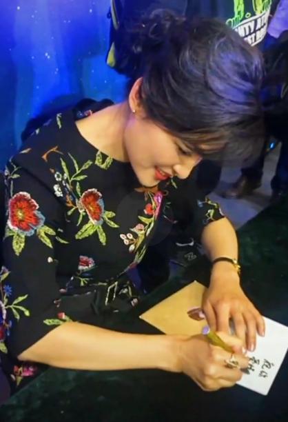 周涛|52岁周涛曝近照！离滤镜颜值依旧能打，被递“结婚证”表情害羞