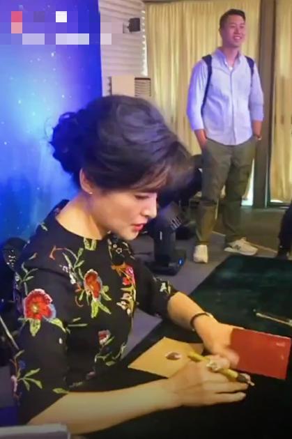 周涛|52岁周涛曝近照！离滤镜颜值依旧能打，被递“结婚证”表情害羞