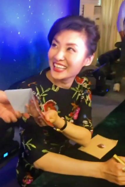 周涛|52岁周涛曝近照！离滤镜颜值依旧能打，被递“结婚证”表情害羞