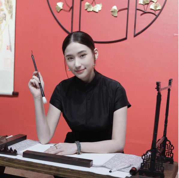 何超莲|何超莲旗袍清秀优雅，豪门千金气质出众美若天仙，先替窦骁心动了