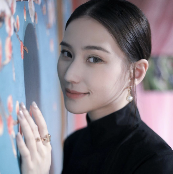 何超莲|何超莲旗袍清秀优雅，豪门千金气质出众美若天仙，先替窦骁心动了