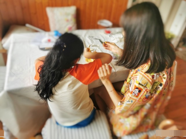 翟煦飞|翟煦飞低调为老公雷佳音庆生，和女儿偷做礼物，藏一个月后送惊喜