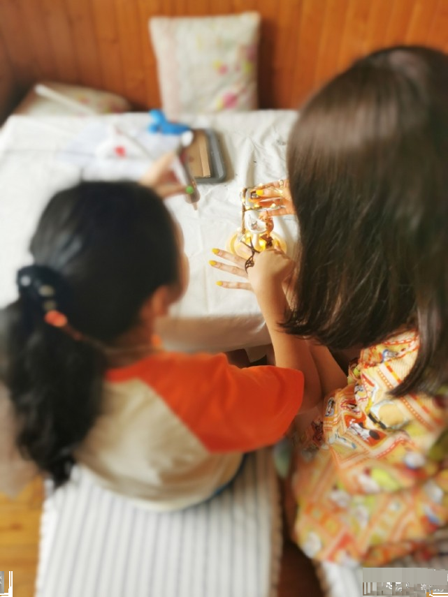 翟煦飞|翟煦飞低调为老公雷佳音庆生，和女儿偷做礼物，藏一个月后送惊喜