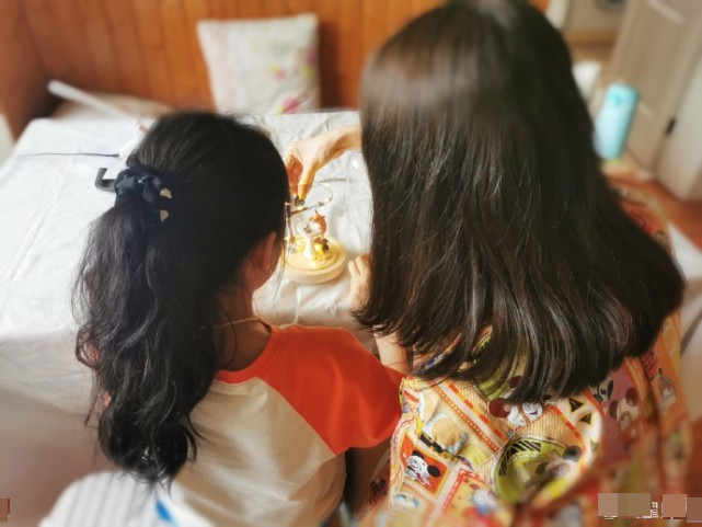 翟煦飞|翟煦飞低调为老公雷佳音庆生，和女儿偷做礼物，藏一个月后送惊喜