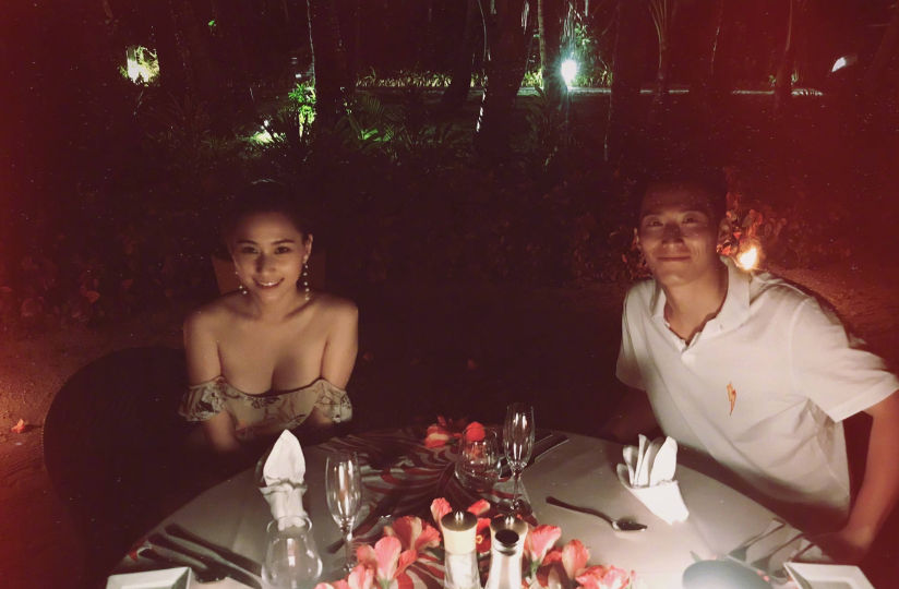 何超莲|何超莲旗袍清秀优雅，豪门千金气质出众美若天仙，先替窦骁心动了