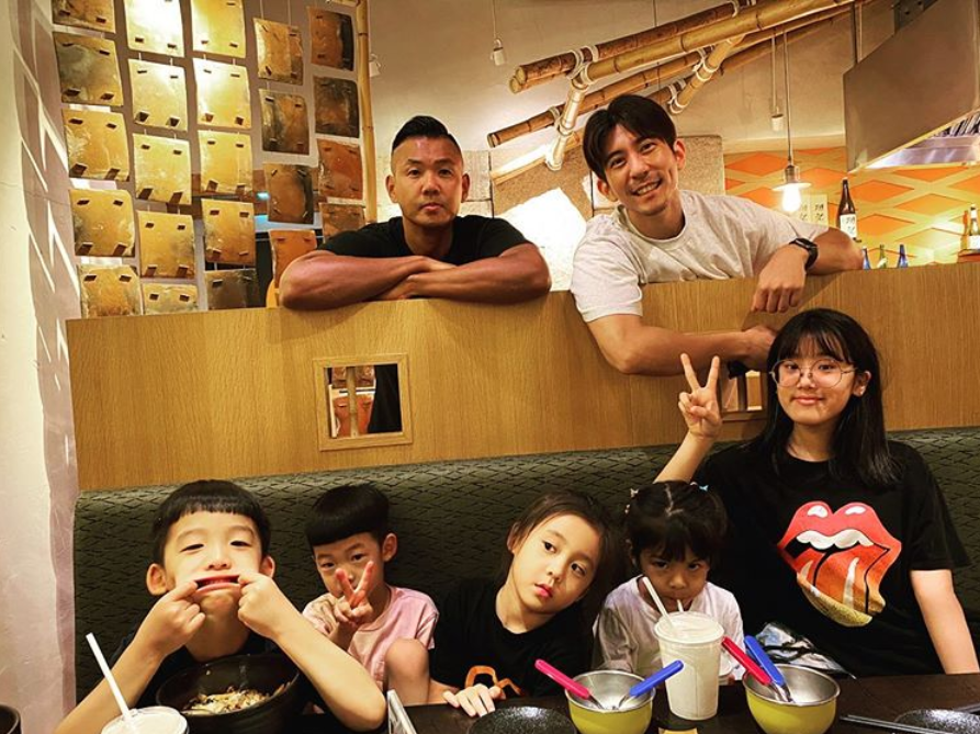 修杰楷|修杰楷携三个女儿与陈建州相聚，梧桐妹模样越来越像妈妈贾静雯