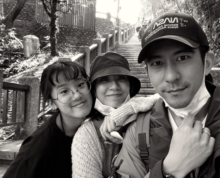 修杰楷|修杰楷携三个女儿与陈建州相聚，梧桐妹模样越来越像妈妈贾静雯