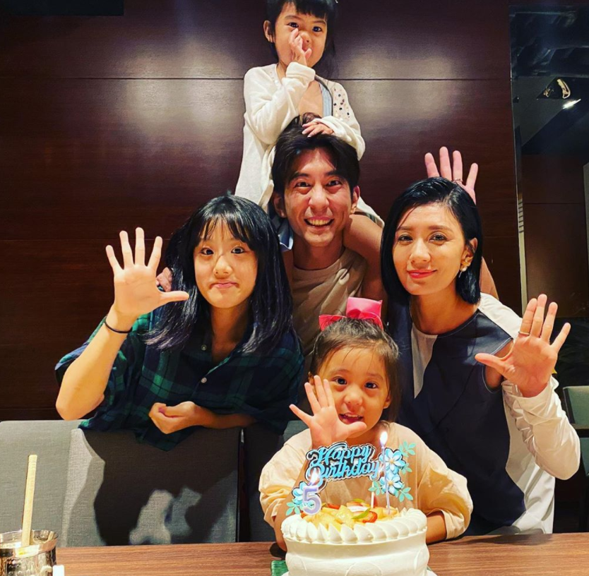 修杰楷|修杰楷携三个女儿与陈建州相聚，梧桐妹模样越来越像妈妈贾静雯