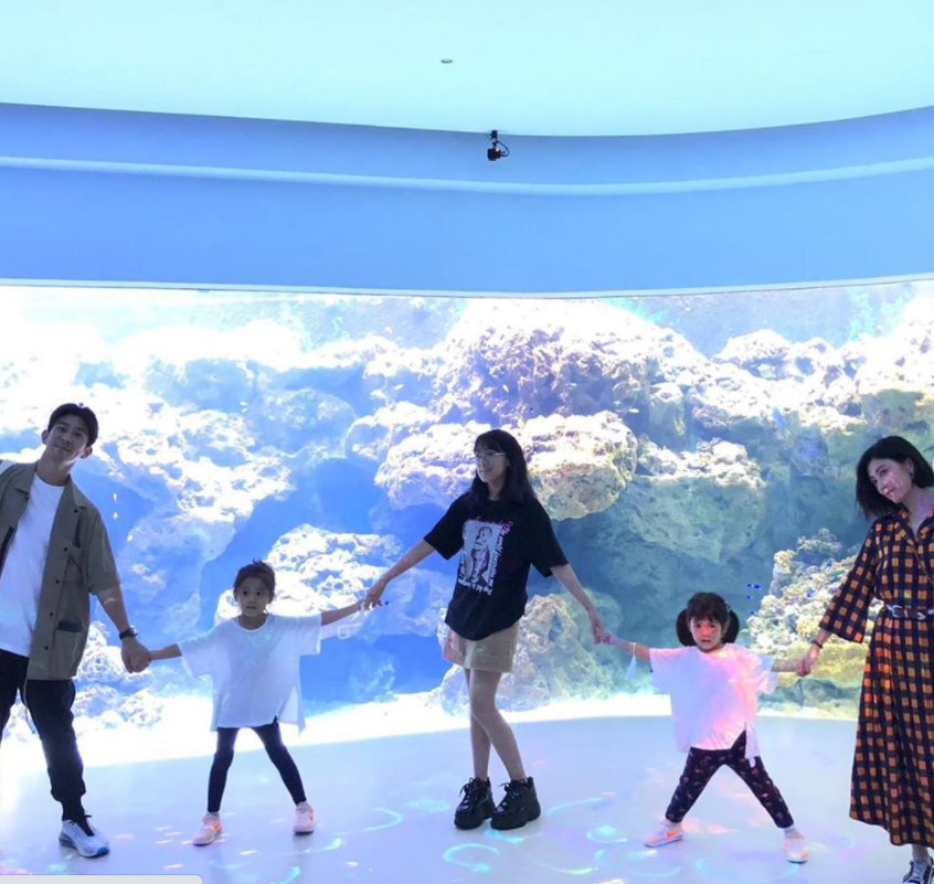 修杰楷|修杰楷携三个女儿与陈建州相聚，梧桐妹模样越来越像妈妈贾静雯