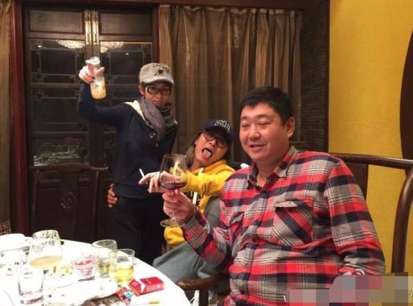 张敏|张敏与小10岁男友游山玩水，打扮时髦不显老，两人甜蜜同框很般配