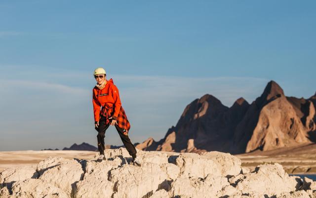 张敏|张敏与小10岁男友游山玩水，打扮时髦不显老，两人甜蜜同框很般配