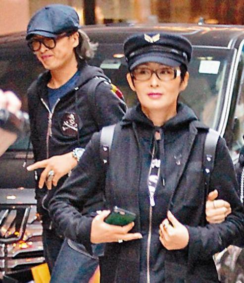 张敏|张敏与小10岁男友游山玩水，打扮时髦不显老，两人甜蜜同框很般配