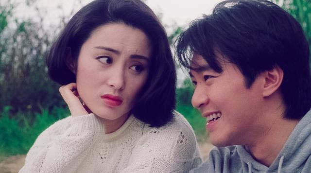 张敏|张敏与小10岁男友游山玩水，打扮时髦不显老，两人甜蜜同框很般配