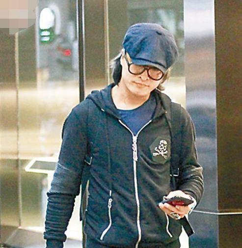 张敏|张敏与小10岁男友游山玩水，打扮时髦不显老，两人甜蜜同框很般配