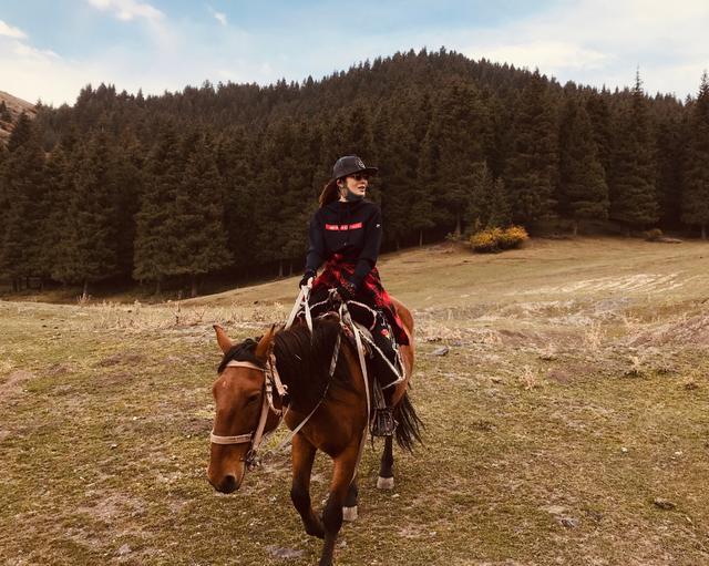 张敏|张敏与小10岁男友游山玩水，打扮时髦不显老，两人甜蜜同框很般配