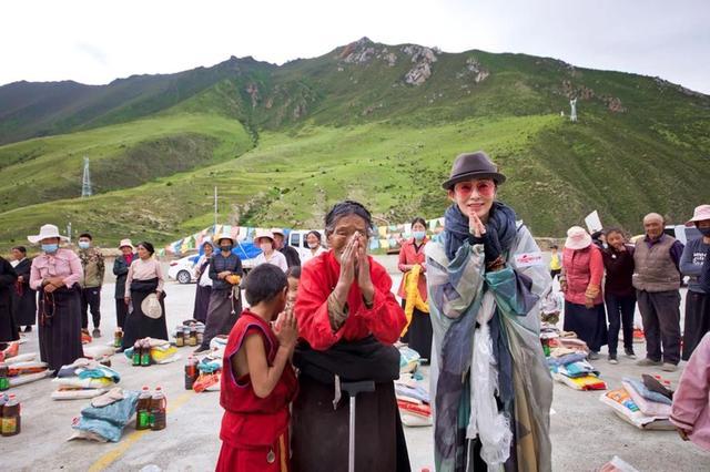 张敏|张敏与小10岁男友游山玩水，打扮时髦不显老，两人甜蜜同框很般配