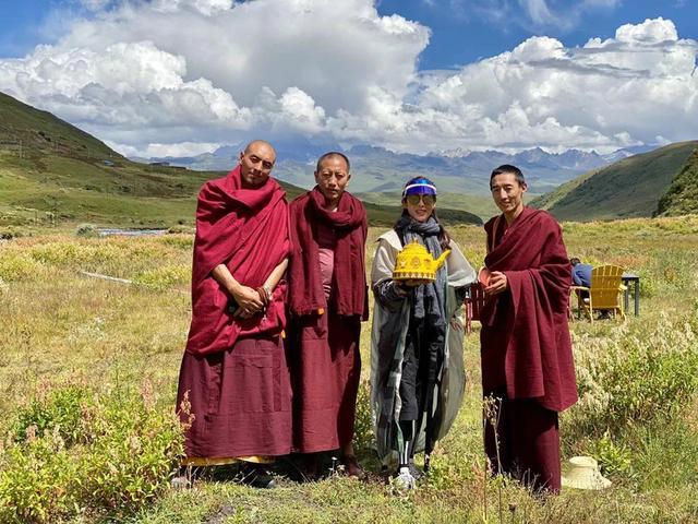 张敏|张敏与小10岁男友游山玩水，打扮时髦不显老，两人甜蜜同框很般配