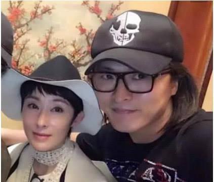 张敏|张敏与小10岁男友游山玩水，打扮时髦不显老，两人甜蜜同框很般配