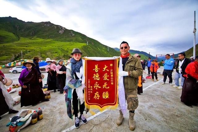 张敏|张敏与小10岁男友游山玩水，打扮时髦不显老，两人甜蜜同框很般配