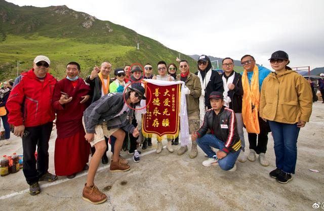 张敏|张敏与小10岁男友游山玩水，打扮时髦不显老，两人甜蜜同框很般配