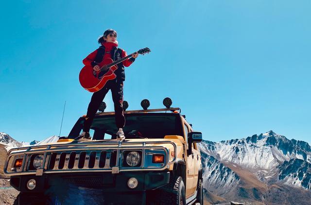 张敏|张敏与小10岁男友游山玩水，打扮时髦不显老，两人甜蜜同框很般配