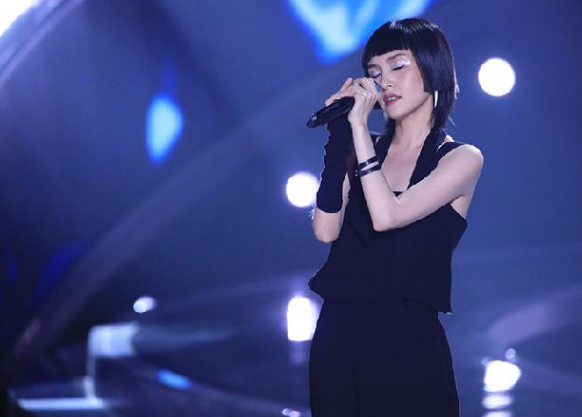 马璐这首歌中的一段独白,唱法与主流音乐有很大不同,具备黑嗓式唱法