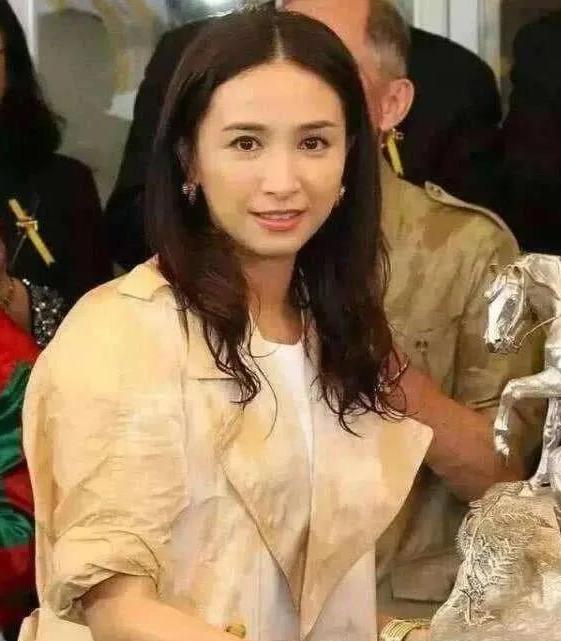 吴婉芳|18岁当选“三料港姐”，把儿子熬成弟弟，吴婉芳的“漂亮人生”