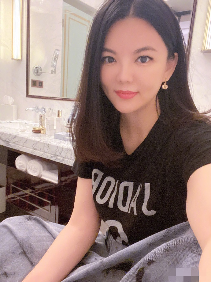 王岳伦|王岳伦酒后失态风波后李湘首晒自拍，面露甜笑自称开心却瘦了不少