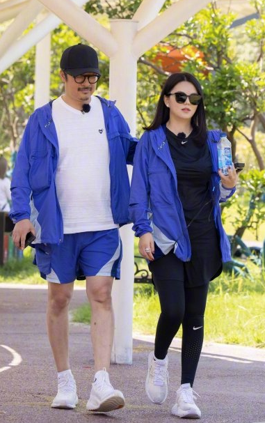 王岳伦|王岳伦酒后失态风波后李湘首晒自拍，面露甜笑自称开心却瘦了不少