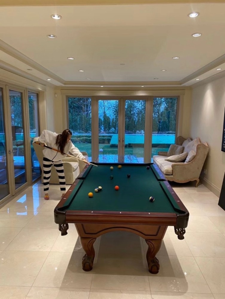 诸葛紫岐|诸葛紫岐海外豪宅曝光，海景露台门厅似宫殿，其老公被指欠债百万