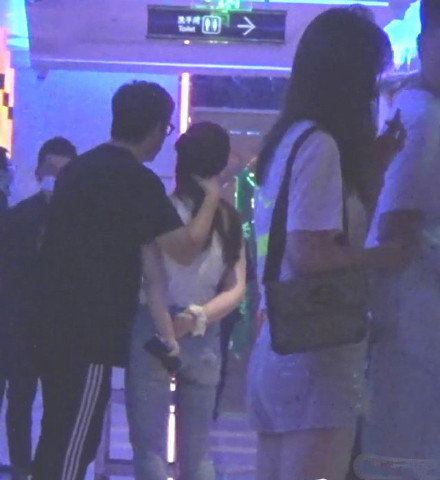 王岳伦|王岳伦搂妹风波后李湘首晒自拍，五字透露好心情，已原谅王岳伦？