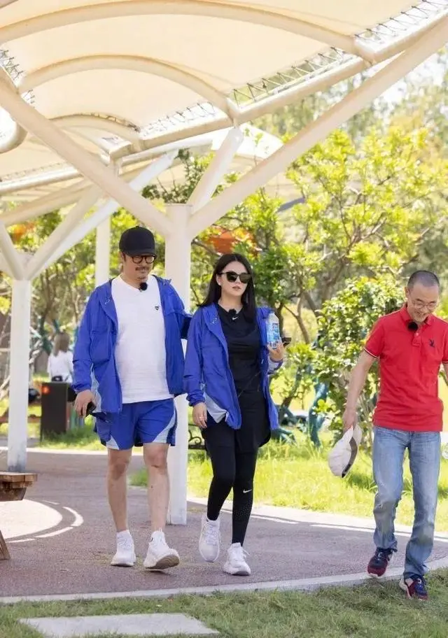 王岳伦|王岳伦搂妹风波后李湘首晒自拍，五字透露好心情，已原谅王岳伦？