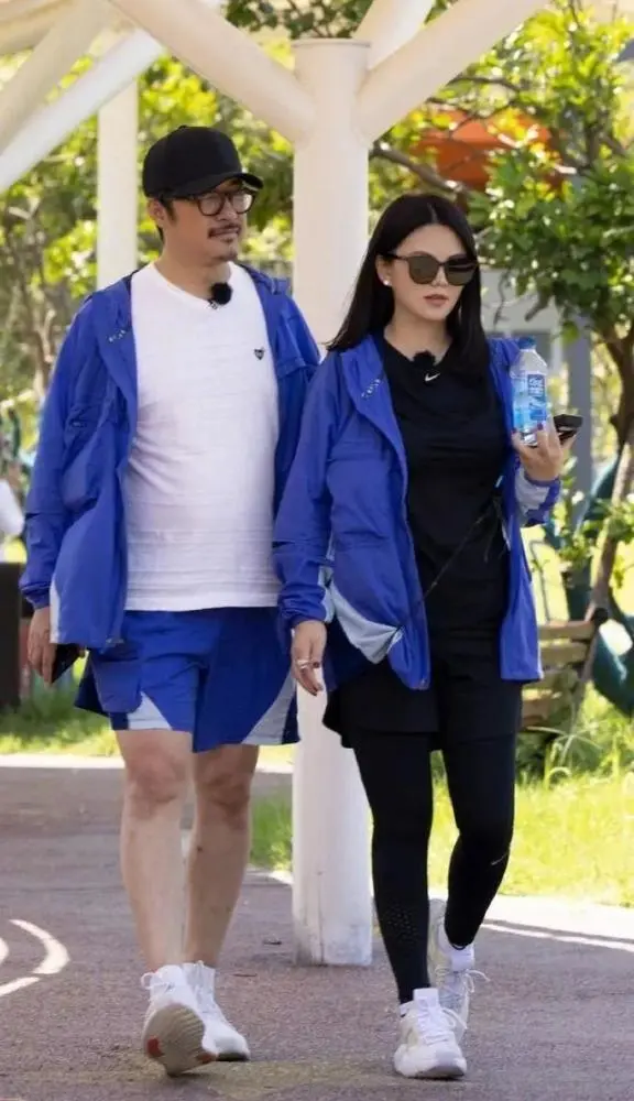 王岳伦|王岳伦搂妹风波后李湘首晒自拍，五字透露好心情，已原谅王岳伦？