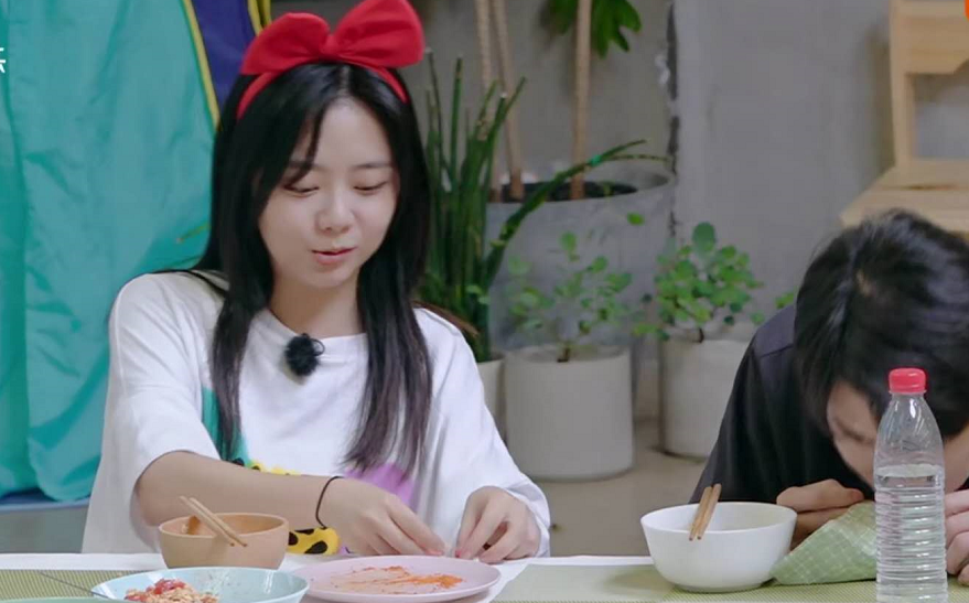 奇妙小森林|《奇妙小森林》收官，谭松韵纯素颜上镜，真实皮肤状态哪像30岁？