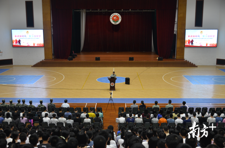 8月26日晚,参加98年长江抗洪的老兵朱世学走进东莞六中,开展了题为"