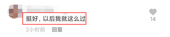 张宏民|央视主播旧照又引热议，年近60独坐街头，网友称无儿无女太失败