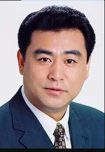 张宏民|央视主播旧照又引热议，年近60独坐街头，网友称无儿无女太失败