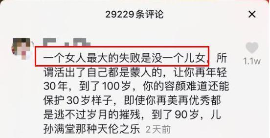 张宏民|央视主播旧照又引热议，年近60独坐街头，网友称无儿无女太失败