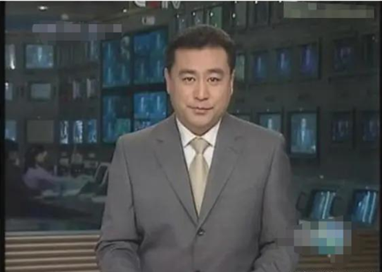 张宏民|央视主播旧照又引热议，年近60独坐街头，网友称无儿无女太失败