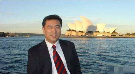 张宏民|央视主播旧照又引热议，年近60独坐街头，网友称无儿无女太失败