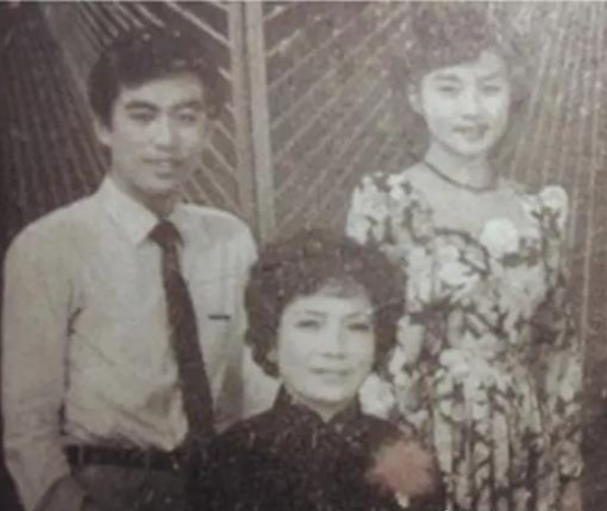 张宏民|央视主播旧照又引热议，年近60独坐街头，网友称无儿无女太失败