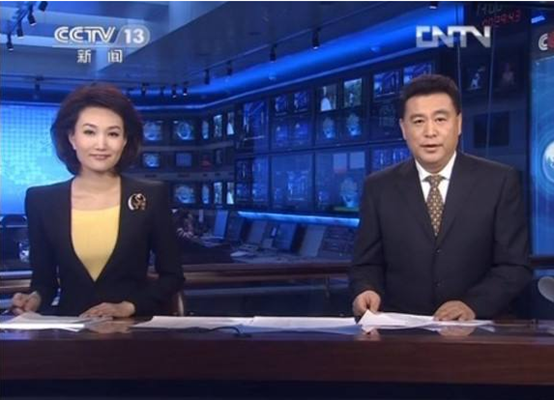 张宏民|央视主播旧照又引热议，年近60独坐街头，网友称无儿无女太失败